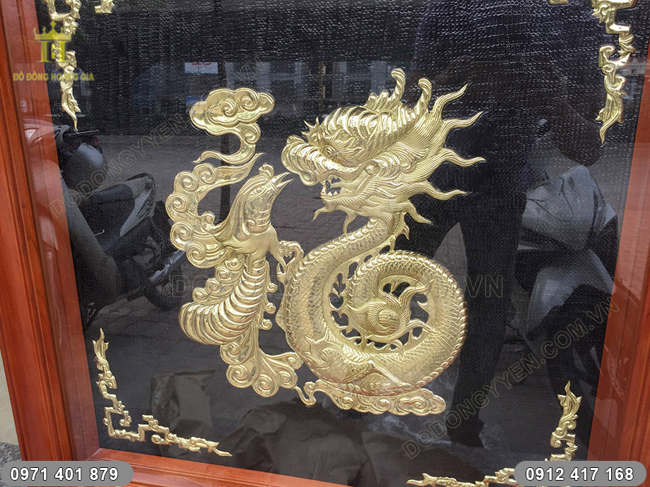 Nổi bật tr&ecirc;n nền đen l&agrave; h&igrave;nh ảnh chữ Ph&uacute;c h&oacute;a rồng được c&aacute;c nghệ nh&acirc;n chạm th&uacute;c sắc n&eacute;t, tinh xảo